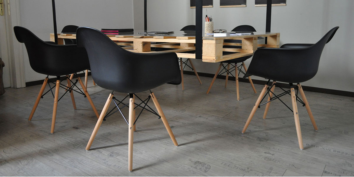 Cauți set de 4 scaune?